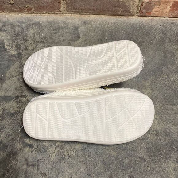 Smiling Face White & Yellow House Slippers Size 6 - Picture 7 of 7